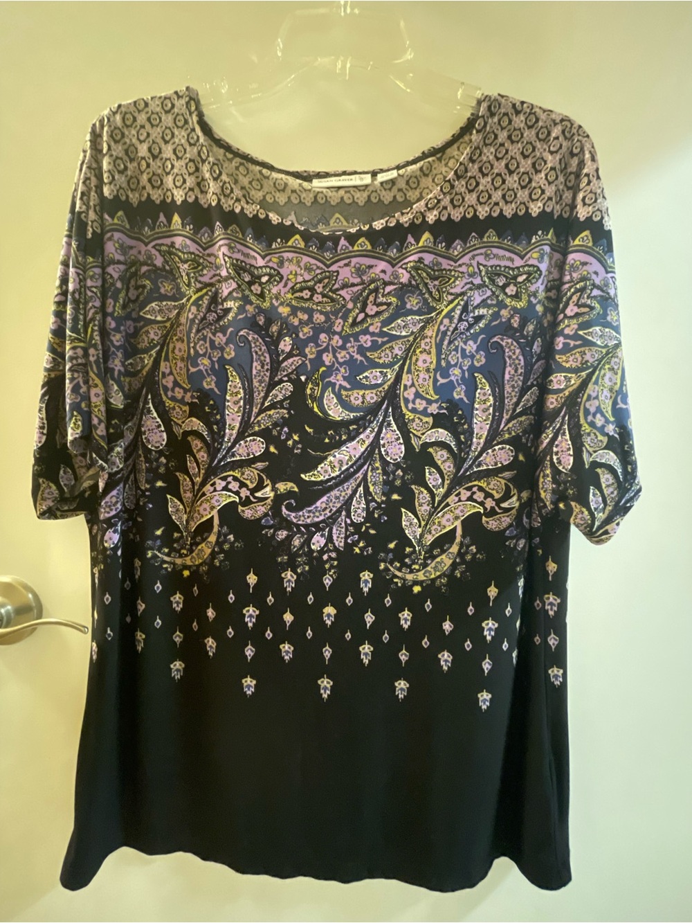 Susan Graver short sleeve paisley knit top
Size M